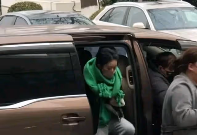 華晨宇變「漂亮」了?趙麗穎中指戴著戒指?鄭愷忍不住炫耀了?