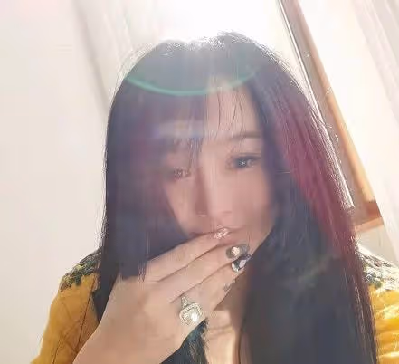 鄒市明老婆冉瑩穎曬自拍,五官大變認不出,自稱已99歲高齡