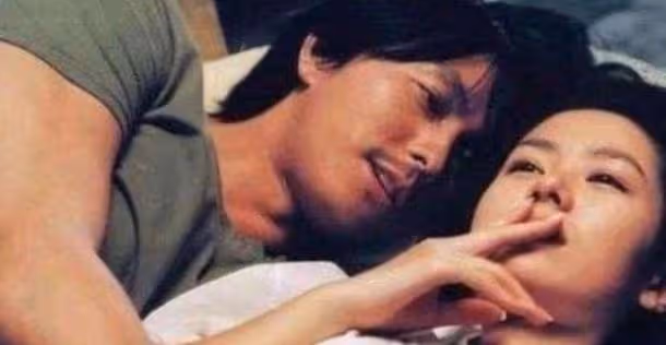 夜裡燈光昏暗我和她糾纏在一起,一隻手勾著我後頸,嘴也湊了過來
