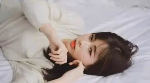 夜裡燈光昏暗我和她糾纏在一起,一隻手勾著我後頸,嘴也湊了過來