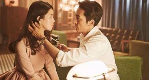 夜裡燈光昏暗我和她糾纏在一起,一隻手勾著我後頸,嘴也湊了過來