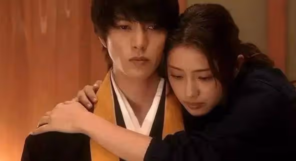 夜裡燈光昏暗我和她糾纏在一起,一隻手勾著我後頸,嘴也湊了過來