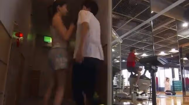 男友在健身房上班,意外出現發現我被綠了,她們在這裡差一張床