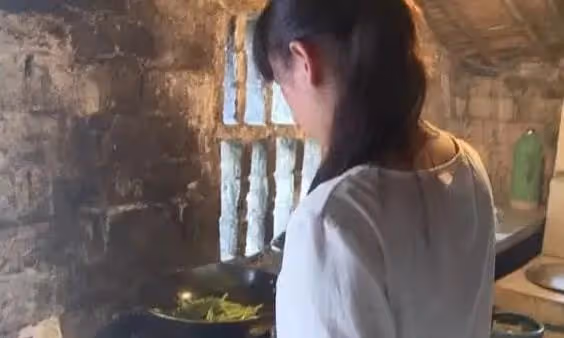 15歲她慘不忍睹,被父親猥瑣,長大後給他轉帳5萬,今生互不相欠