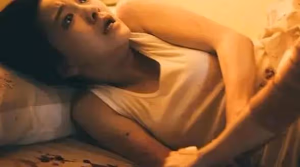 15歲她慘不忍睹,被父親猥瑣,長大後給他轉帳5萬,今生互不相欠