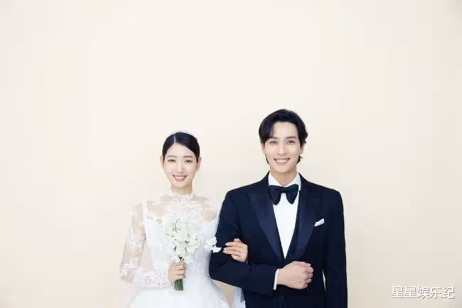 朴信惠婚禮哽咽宣誓,與崔泰俊甜蜜親吻,IU李敏鎬等200多位賓客超豪華