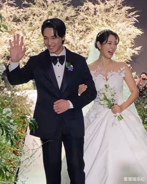 朴信惠婚禮哽咽宣誓,與崔泰俊甜蜜親吻,IU李敏鎬等200多位賓客超豪華