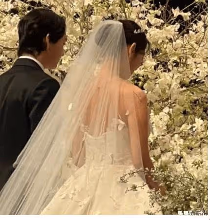 朴信惠婚禮哽咽宣誓,與崔泰俊甜蜜親吻,IU李敏鎬等200多位賓客超豪華