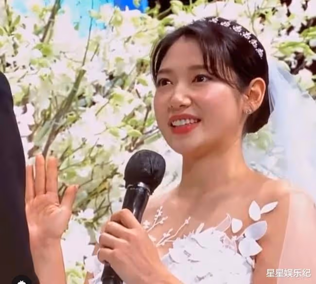 朴信惠婚禮哽咽宣誓,與崔泰俊甜蜜親吻,IU李敏鎬等200多位賓客超豪華