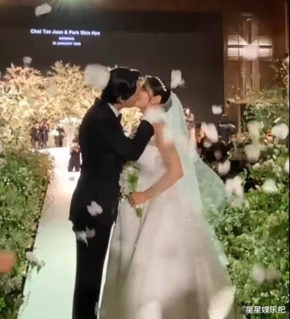 朴信惠婚禮哽咽宣誓,與崔泰俊甜蜜親吻,IU李敏鎬等200多位賓客超豪華