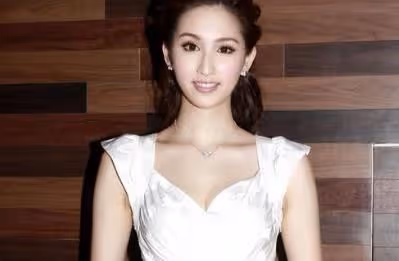 她曾是體操冠軍, 退役後與大自己51歲乾爹相戀, 媒人竟是她父親