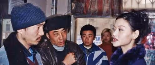 因拍攝條件太苦跑了很多演員,找了個群演當男主,意外成為影帝