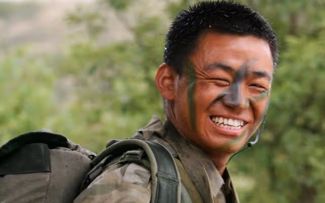 因拍攝條件太苦跑了很多演員,找了個群演當男主,意外成為影帝