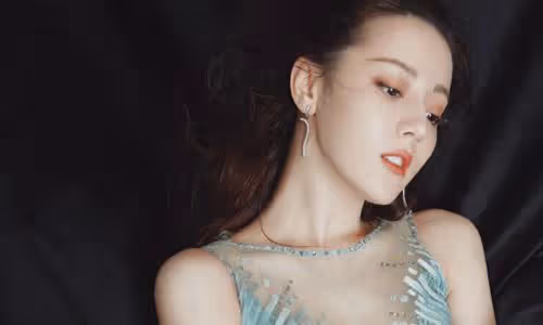 頂流小花迪麗熱巴談戀愛了嗎 她的男朋友到底是誰