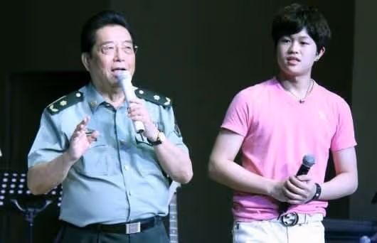 同是李雙江親骨肉卻天差地別,一個鋃鐺入獄,一個低調謙虛
