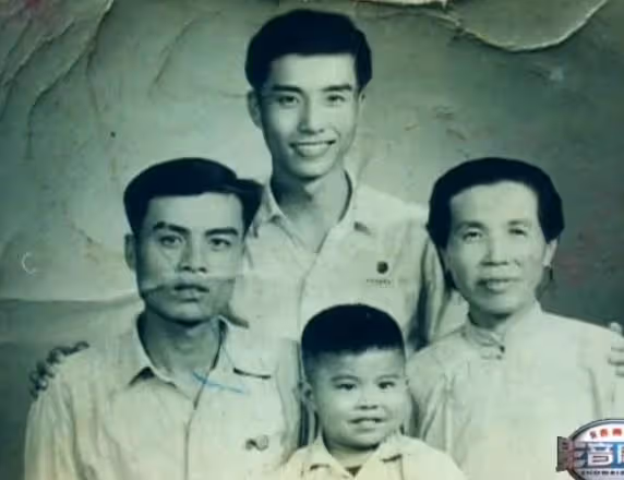 同是李雙江親骨肉卻天差地別,一個鋃鐺入獄,一個低調謙虛