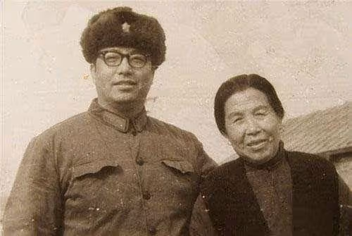 同是李雙江親骨肉卻天差地別,一個鋃鐺入獄,一個低調謙虛