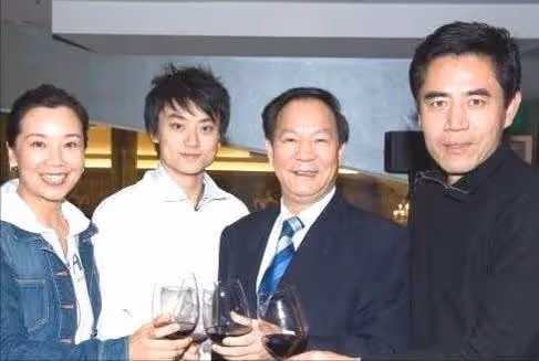 同是李雙江親骨肉卻天差地別，一個鋃鐺入獄，一個低調謙虛