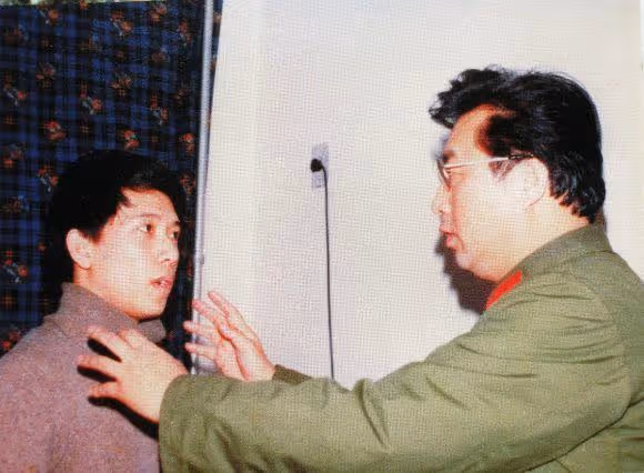 同是李雙江親骨肉卻天差地別，一個鋃鐺入獄，一個低調謙虛