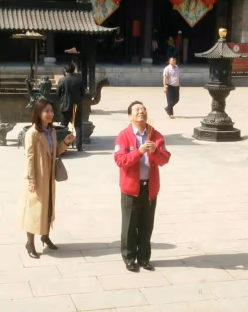 同是李雙江親骨肉卻天差地別,一個鋃鐺入獄,一個低調謙虛