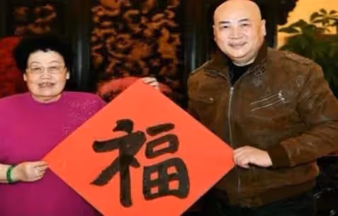 靠妻子上位,混得風生水起的4位明星,有一位成富豪