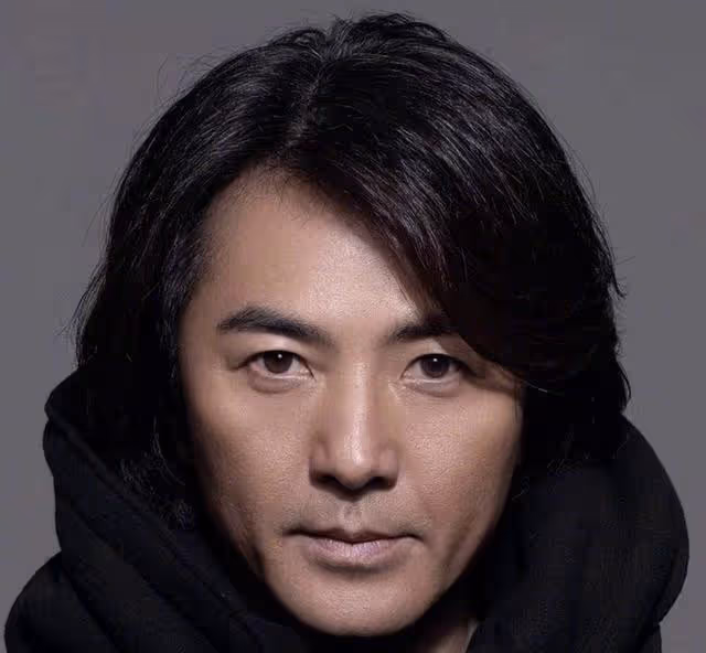 被封殺的鄭伊健52歲依舊沒解封,知道他當初做的事後,就明白了