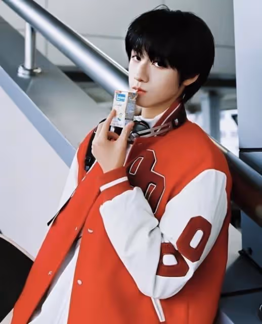 朱志鑫稱身高178cm，與一米九的榮梓杉同框一樣高，報低身高？