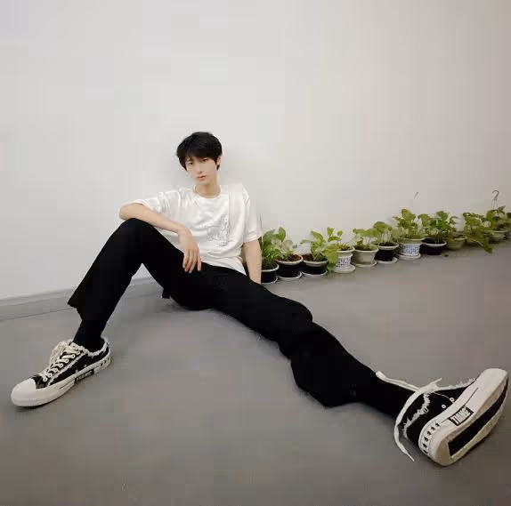 朱志鑫稱身高178cm，與一米九的榮梓杉同框一樣高，報低身高？