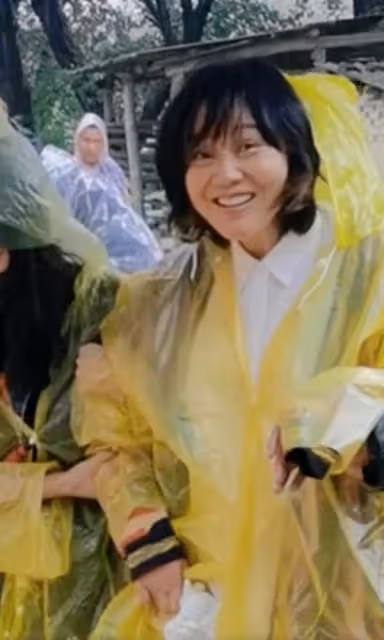 閆妮素顏現身鄉下拍戲,面容蒼老狀態憔悴,但被卻贊接地氣!