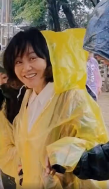 閆妮素顏現身鄉下拍戲,面容蒼老狀態憔悴,但被卻贊接地氣!