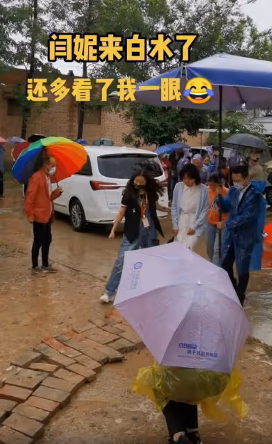 閆妮素顏現身鄉下拍戲,面容蒼老狀態憔悴,但被卻贊接地氣!