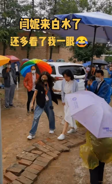 閆妮素顏現身鄉下拍戲,面容蒼老狀態憔悴,但被卻贊接地氣!