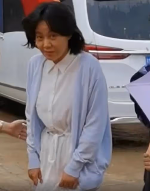 閆妮素顏現身鄉下拍戲,面容蒼老狀態憔悴,但被卻贊接地氣!
