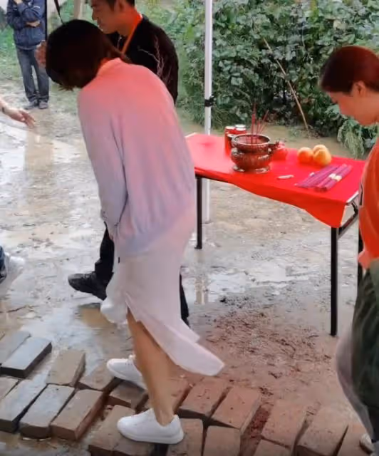 閆妮素顏現身鄉下拍戲,面容蒼老狀態憔悴,但被卻贊接地氣!