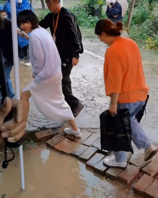 閆妮素顏現身鄉下拍戲,面容蒼老狀態憔悴,但被卻贊接地氣!