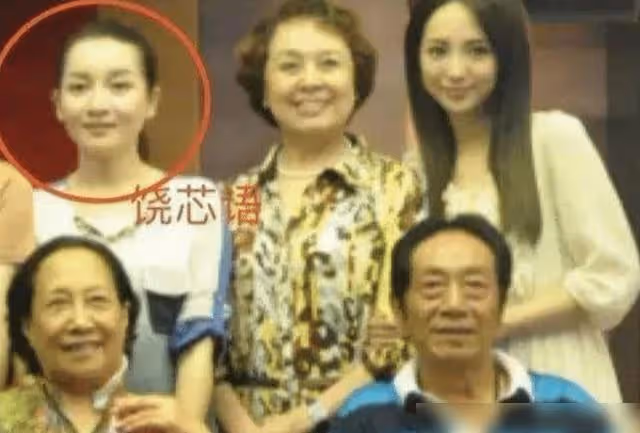 36歲女演員嫁給73歲大爺生下孩子,直言自己不後悔的