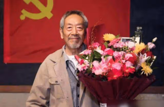36歲女演員嫁給73歲大爺生下孩子,直言自己不後悔的