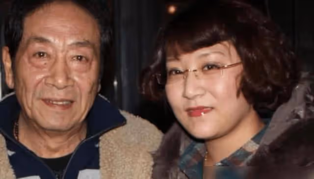36歲女演員嫁給73歲大爺生下孩子,直言自己不後悔的
