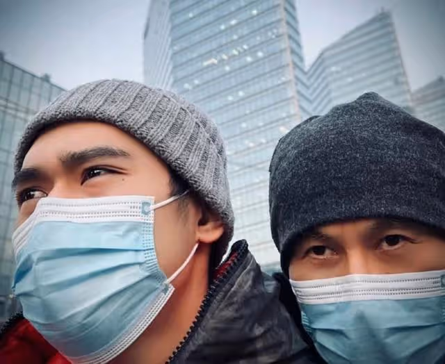 疑似20歲女兒曝光!香港知名老戲骨大曬合照,身材高挑且氣質出眾