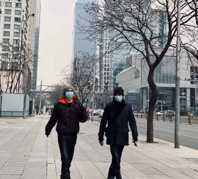疑似20歲女兒曝光！香港知名老戲骨大曬合照，身材高挑且氣質出眾