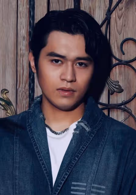 疑似20歲女兒曝光！香港知名老戲骨大曬合照，身材高挑且氣質出眾