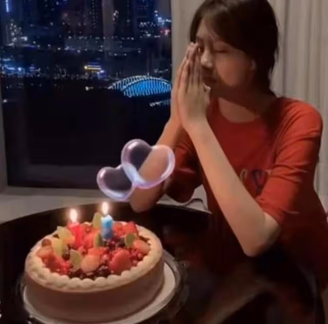 疑似20歲女兒曝光！香港知名老戲骨大曬合照，身材高挑且氣質出眾