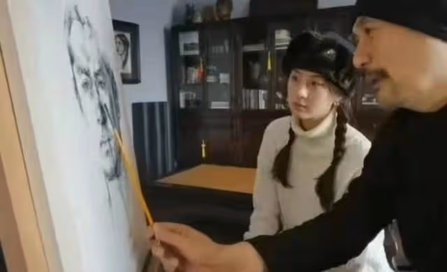 疑似20歲女兒曝光！香港知名老戲骨大曬合照，身材高挑且氣質出眾