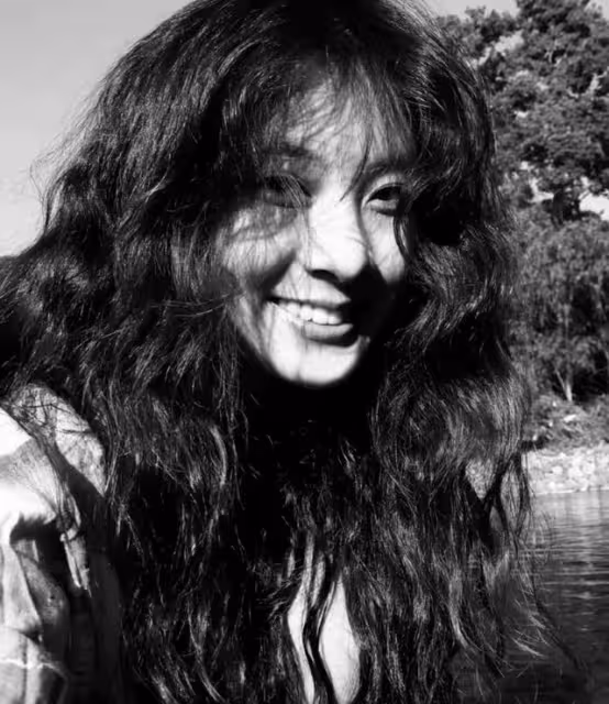 疑似20歲女兒曝光！香港知名老戲骨大曬合照，身材高挑且氣質出眾