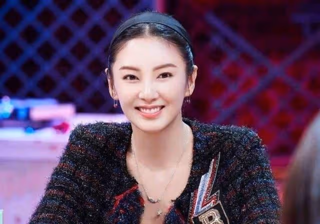 隱忍8年才公開身份，一年兩億零花錢，黃聖依的故事有多精彩？