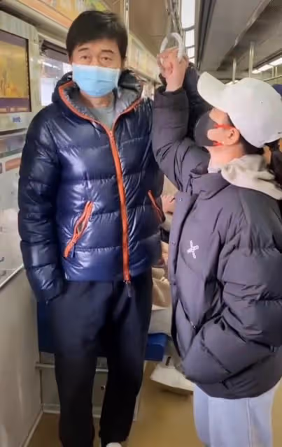 55歲付笛生攜妻子地鐵出行,打扮樸素無人識,任靜緊摟丈夫似少女