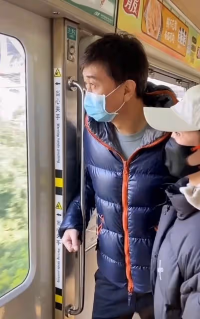 55歲付笛生攜妻子地鐵出行,打扮樸素無人識,任靜緊摟丈夫似少女