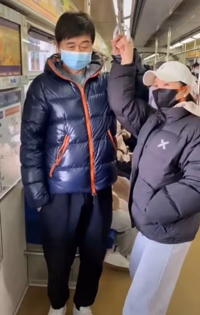 55歲付笛生攜妻子地鐵出行,打扮樸素無人識,任靜緊摟丈夫似少女