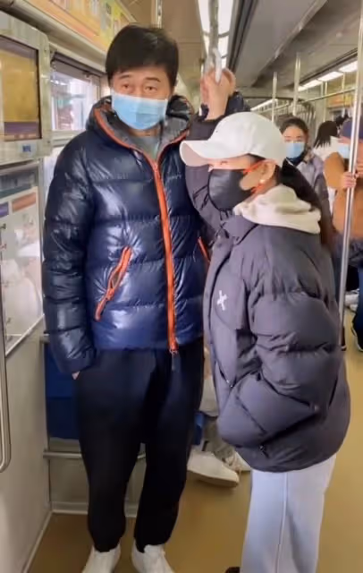55歲付笛生攜妻子地鐵出行,打扮樸素無人識,任靜緊摟丈夫似少女