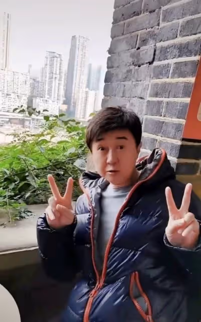 55歲付笛生攜妻子地鐵出行,打扮樸素無人識,任靜緊摟丈夫似少女